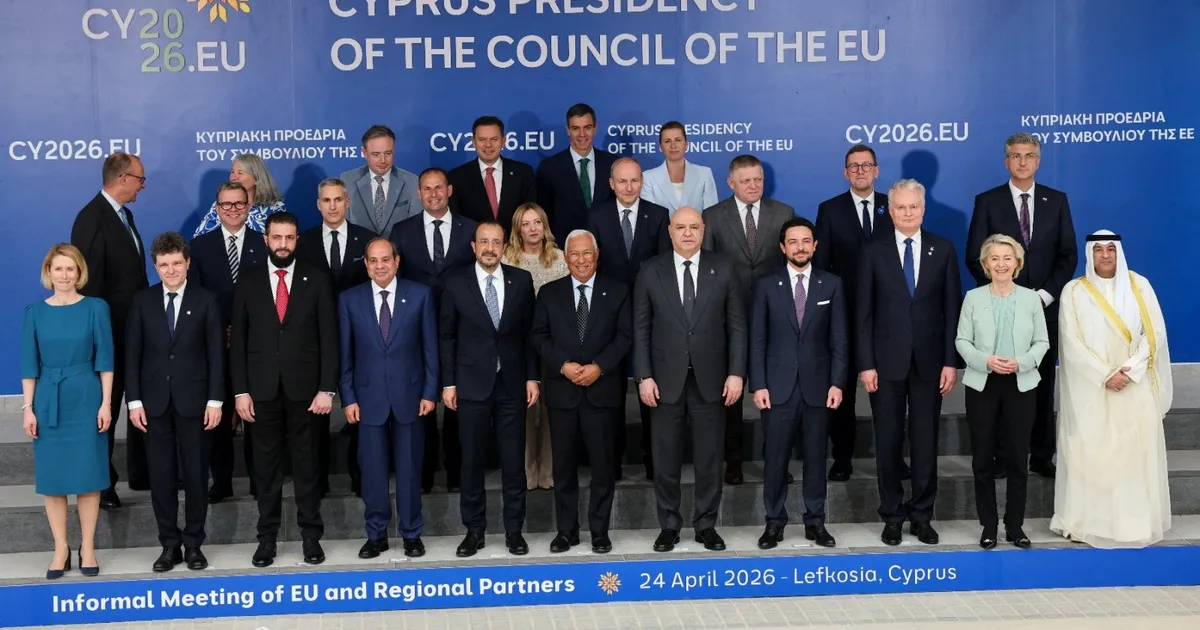 صورة جماعية لقادة الاتحاد الأوروبي وقادة عرب خلال قمة في نيقوسيا بقبرص في 24 أبريل 2026