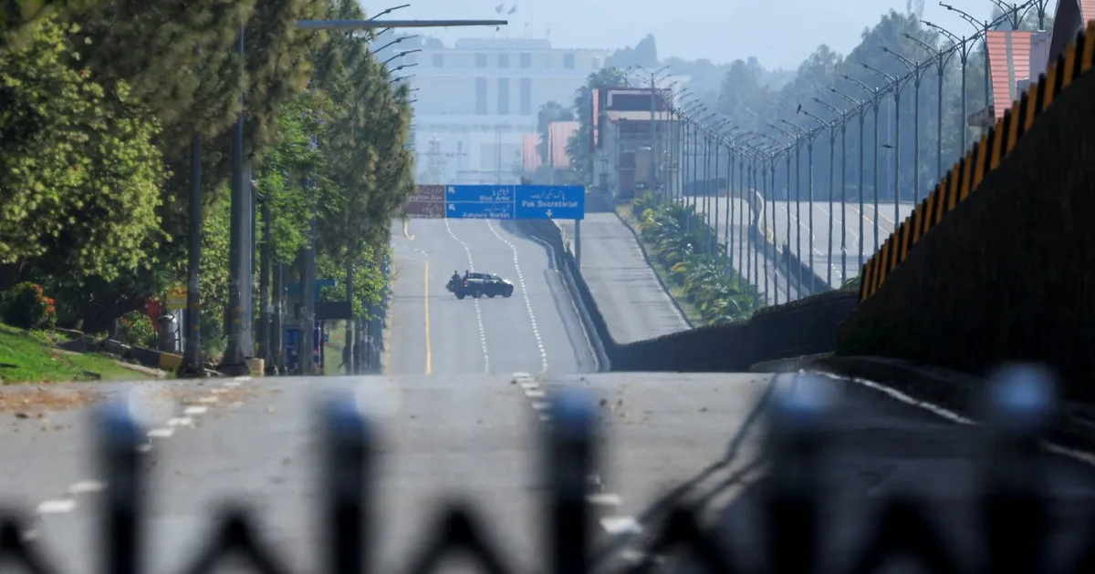 طريق مغلق في إسلام آباد قبيل وصول الوفود المشاركة في مفاوضات إيران والولايات المتحدة