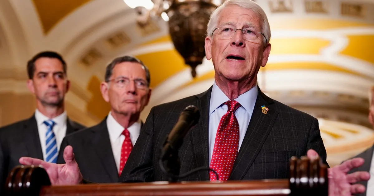 السيناتور روجر ويكر يتحدث في جلسة استماع بالكونجرس الأمريكي