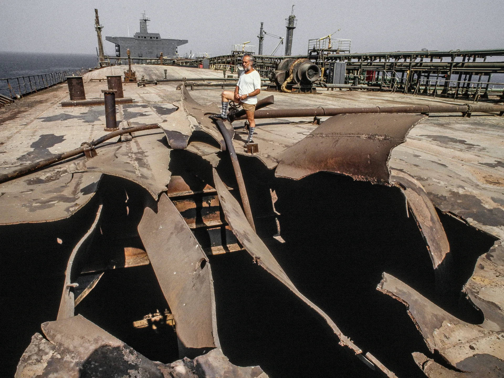 ناقلة نفط مشتعلة في مضيق هرمز خلال حرب الناقلات عام 1987