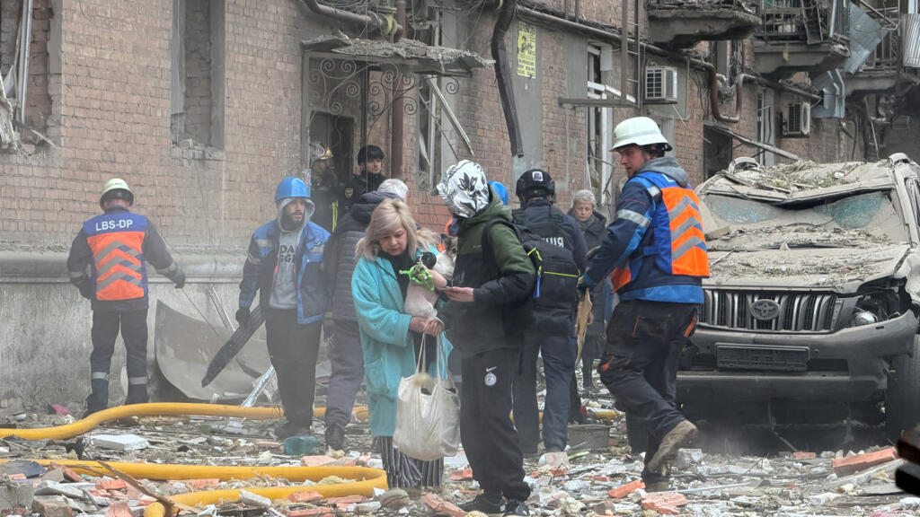 فرق إنقاذ أوكرانية تبحث عن ناجين تحت أنقاض مبانٍ في دنيبرو بعد هجوم روسي