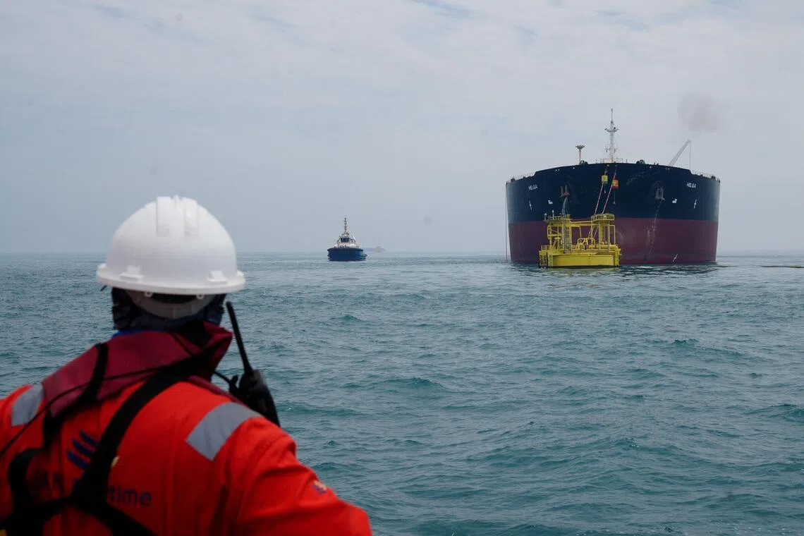 ناقلة نفط ترسو في مرفأ عائم قرب البصرة لتحميل النفط العراقي