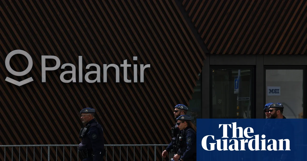 أكثر من 220 ألف متضرع يطالبون الحكومة البريطانية بفسخ عقودها مع شركة بالانتير التكنولوجية