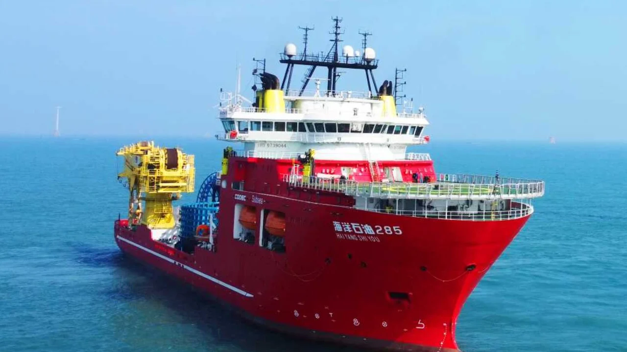 سفن ترسو في مياه الخليج العربي مع طواقم بحرية عالقة