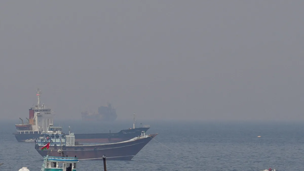 الإدارة الأمريكية تمدد إعفاء قانون جونز 90 يوماً لتخفيف أسعار النفط