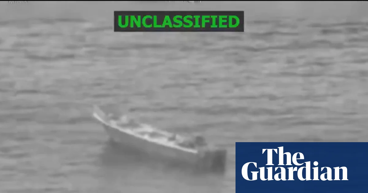 تدمير قارب في المحيط الهادئ جراء ضربة عسكرية أمريكية