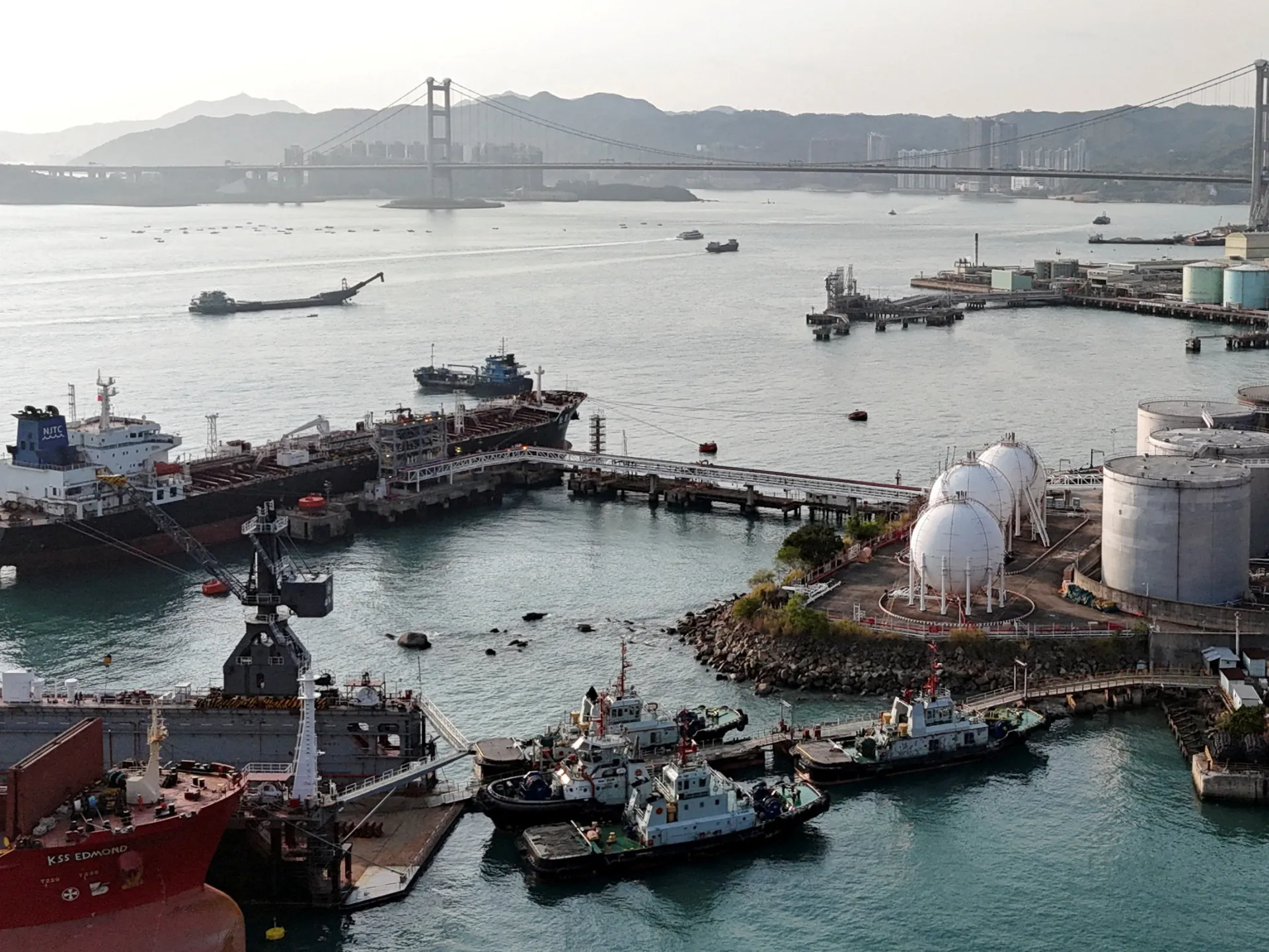 ناقلة نفط صينية راسية في ميناء هونغ كونغ