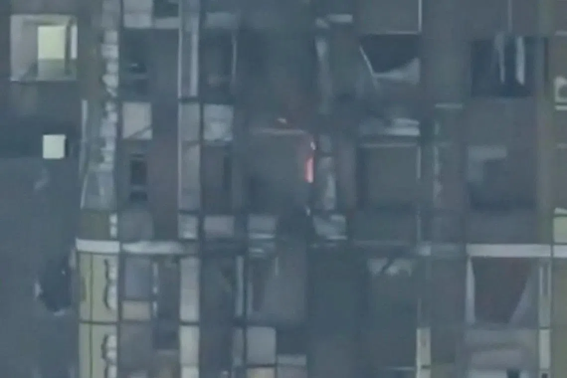 دخان يتصاعد من مبنى سكني في يكاترينبورغ بعد إصابة بطائر مسيرة