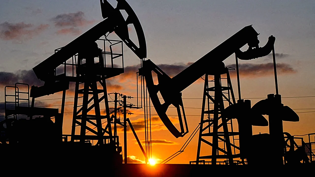 أسعار النفط تتجاوز أسعار النفط ترتفع فوق 100 دولار بسبب