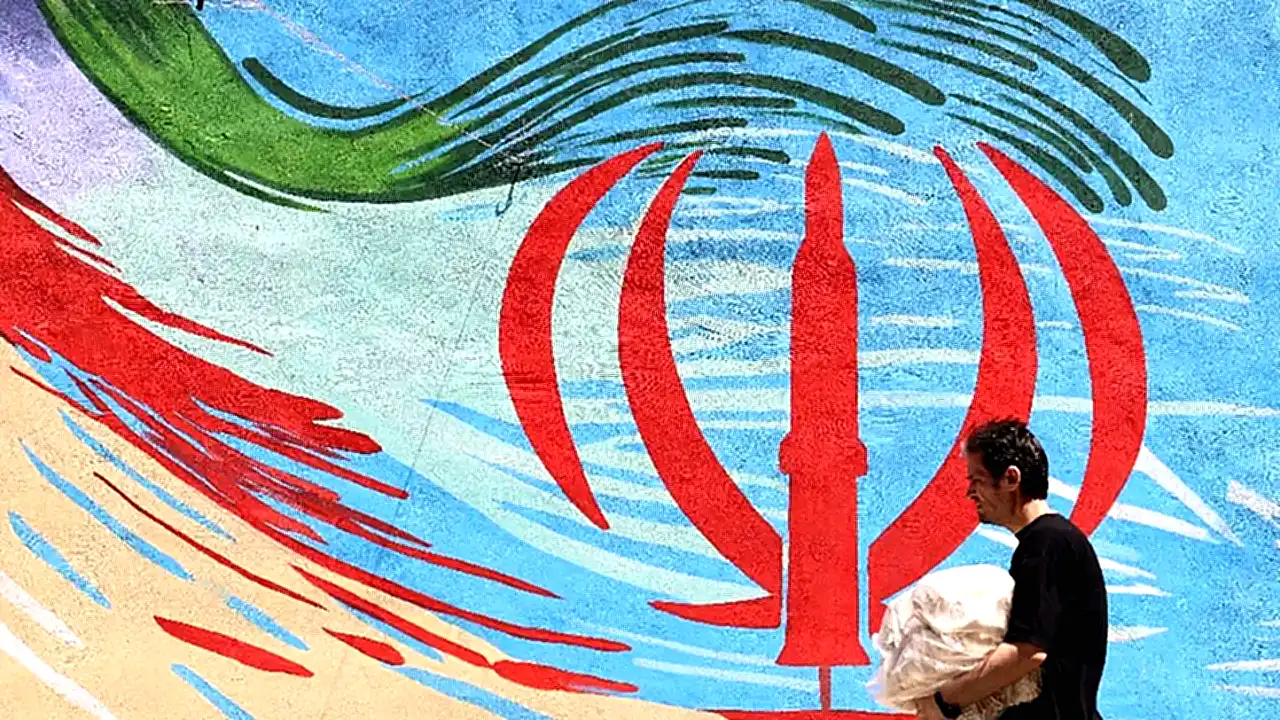 أسعار النفط تعود لوحة مناهضة للولايات المتحدة وإسرائيل في