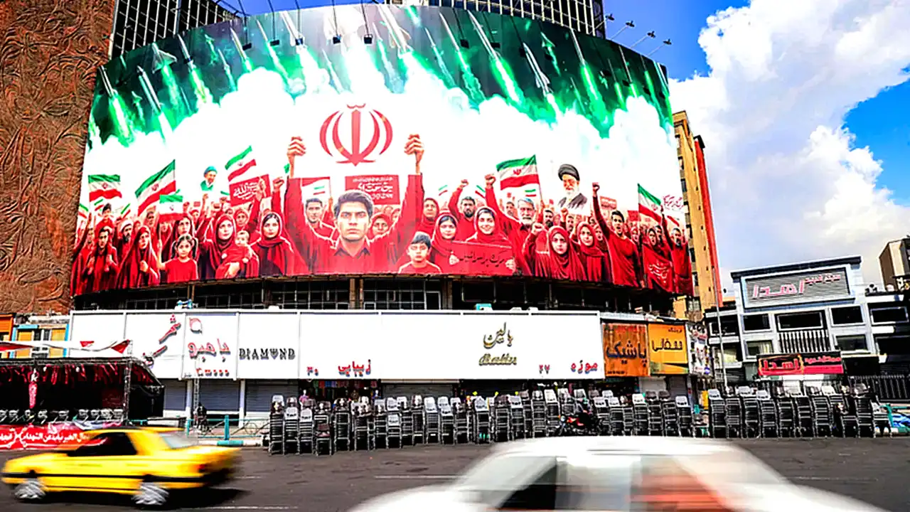 أسواق المال تترقب سيارات تسير قرب لافتة سياسية في طهران