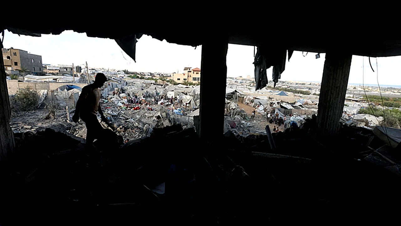 إسرائيل تقصف محطة رجل فلسطيني يتفقد موقع غارة إسرائيلية