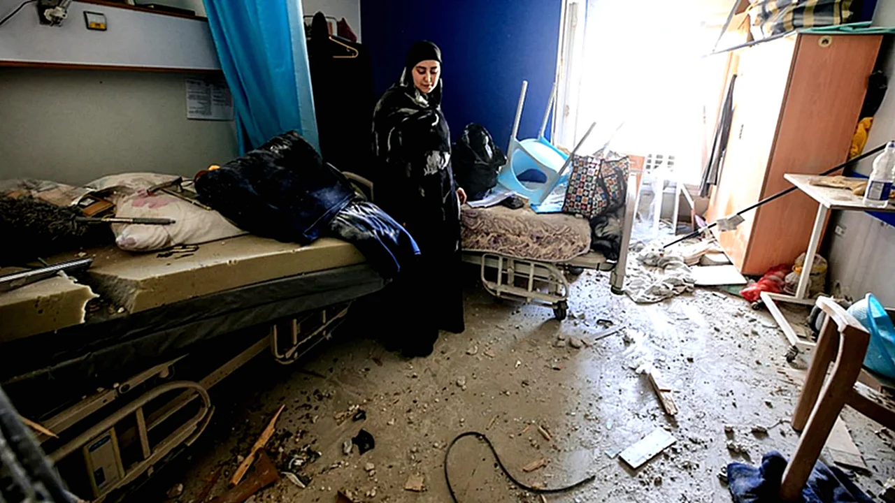 إسرائيل تقصف منشأة قصف منشأة طوارئ - امرأة تتفقد أضراراً