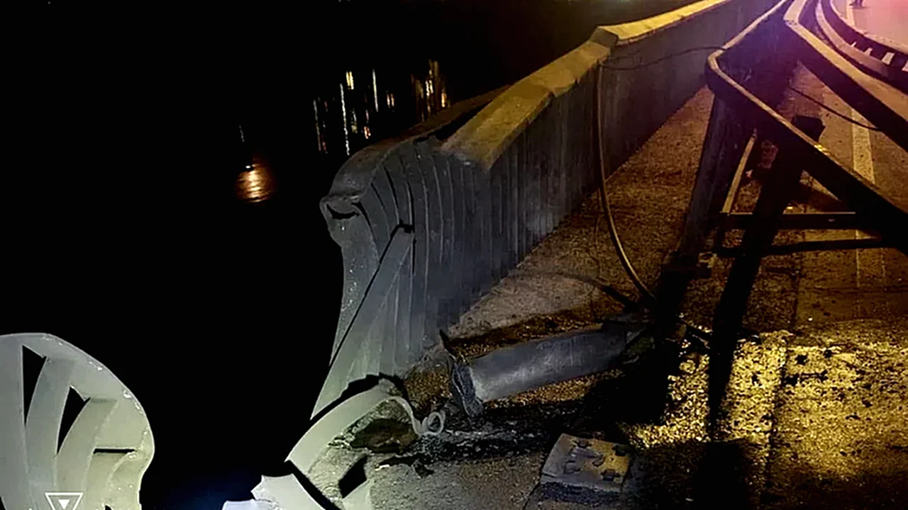 إصابة جسر عبر آثار الدمار بعد واقعة إصابة جسر في كييف جراء