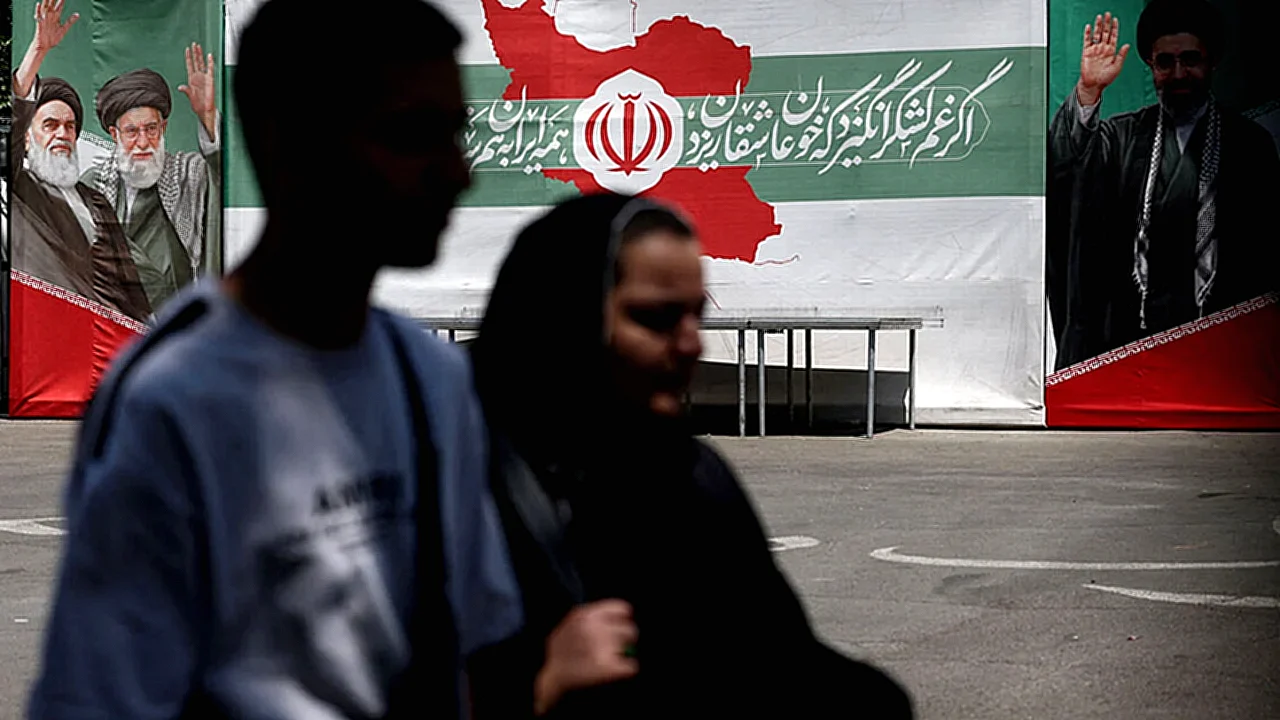 إمبراطورية الحرس الثوري لافتة في طهران تظهر زعماء إيرانيين