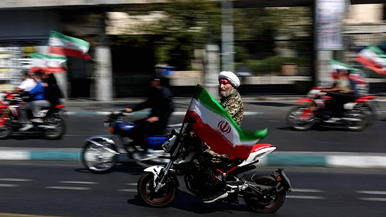 إيران تصر دبلوماسي حل دبلوماسي - صورة تُظهر وزير الخارجية