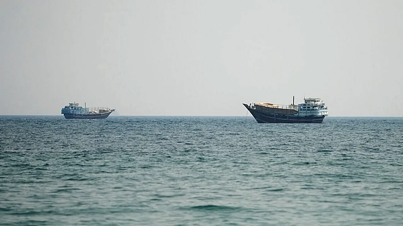 إيران توسع هجماتها سفن حربية وتجارية تعبر الممر المائي وسط