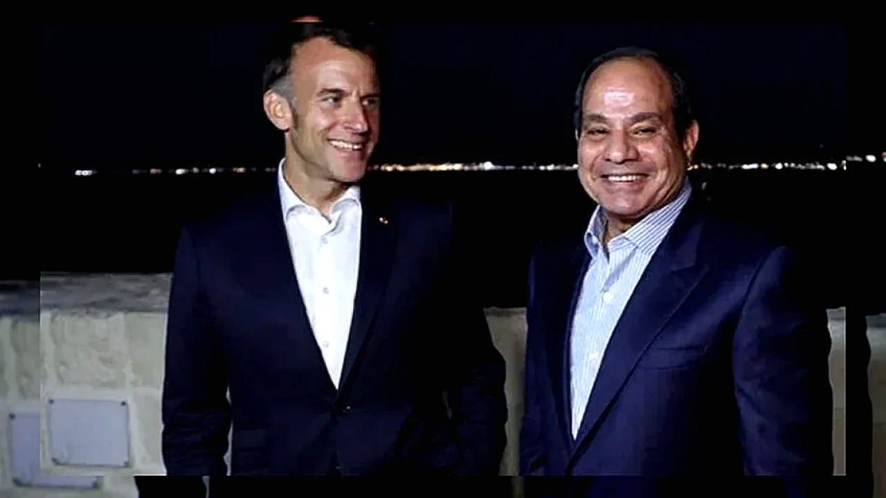 االرئيس السيسي يصطحب الرئيس السيسي وماكرون يمشيان على