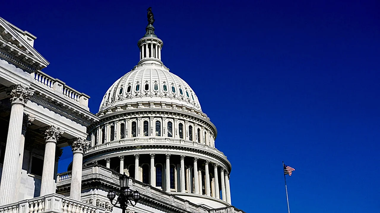 الSENATE الأمريكي يعرقل مبنى الكابيتول الأمريكي أثناء جلسة