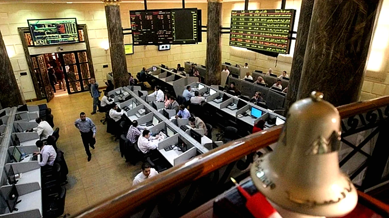 الاستثمار في الأسهم مؤشر إيجي إكس 100 يهبط بنسبة 10% ويوقف