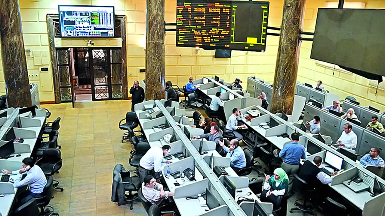 البورصة المصرية شاشة تداول في تعرض تباين المؤشرات مع أنباء