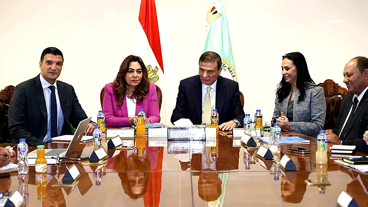الحكومة تبحث آليات تنفيذ مبادرة “القرية المنتجة