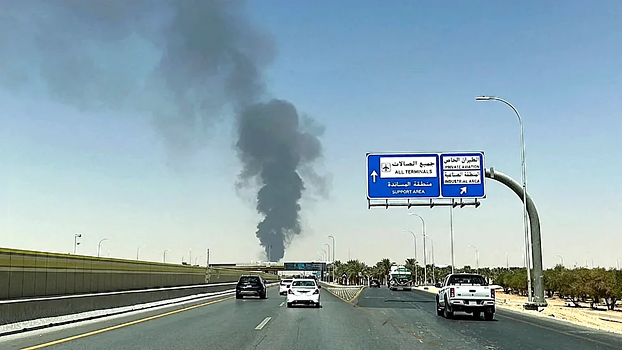 الرياض وينبع تصاعد الدخان جراء استهداف والدفاعات الجوية