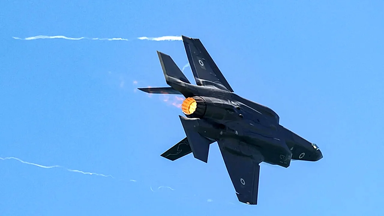 المتحدة تُعلن عن بيع F 35 - طائرة F-35 تحلق في خليج السعودية