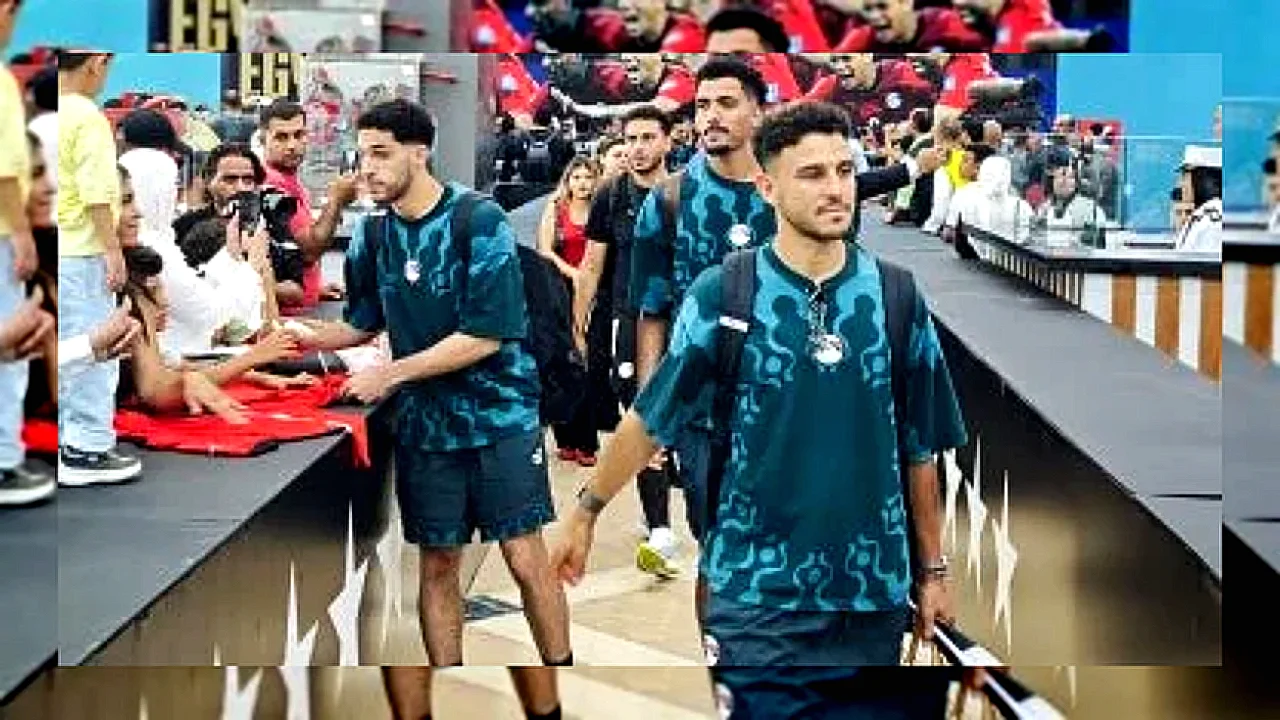 المصرية للمطارات استقبال بعثة منتخب مصر بالورود في مطار
