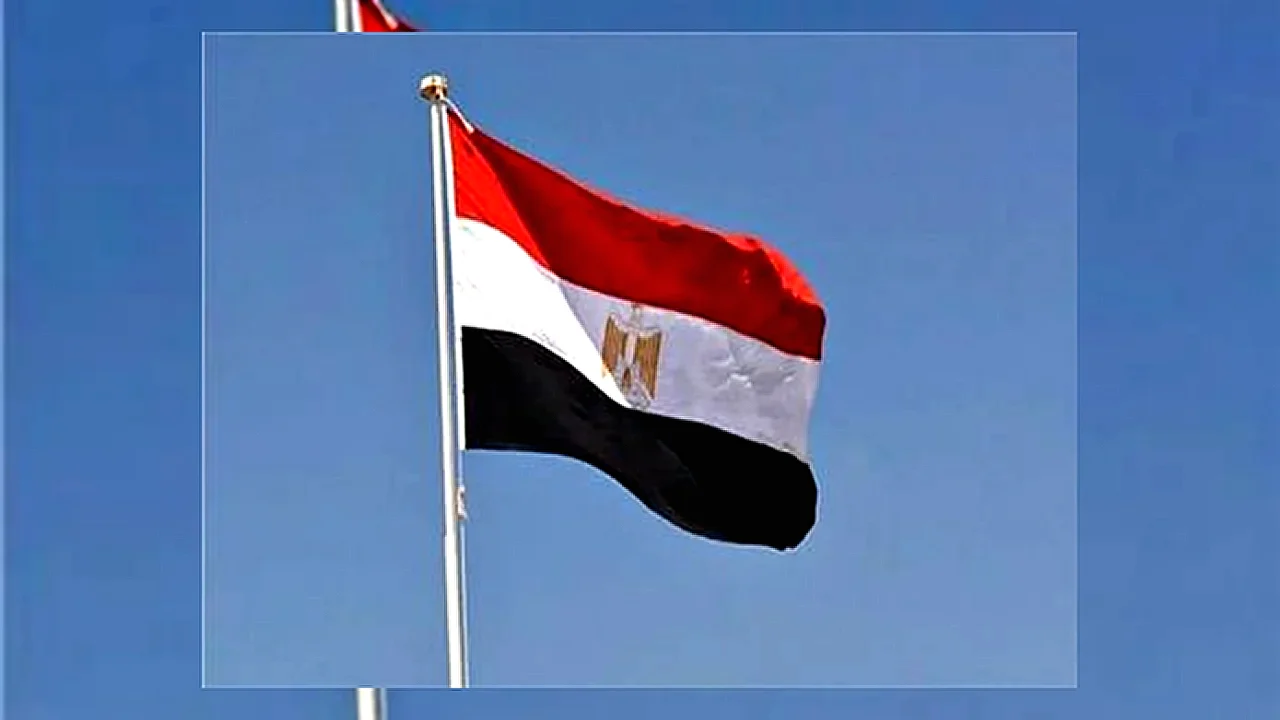 الهجوم المسلح علم مصر والأردن يرفرفان فوق كنيسة تعكس تضامن