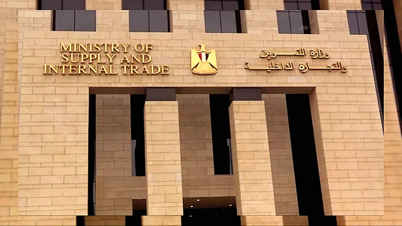 بطاقة التموين من شاشة منصة مصر الرقمية توضح خدمة نقل بطاقة