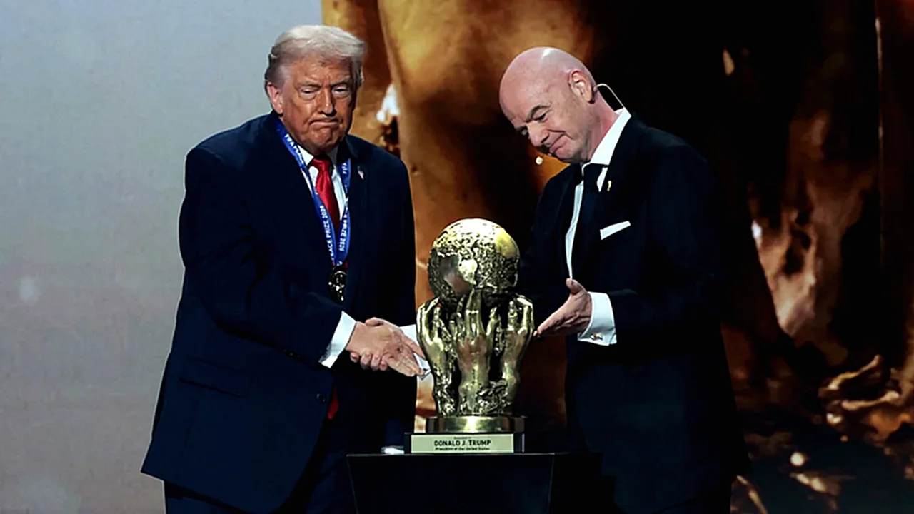 بطاقة حمراء للاعب الرئيس الأمريكي دونالد ترامب ورئيس