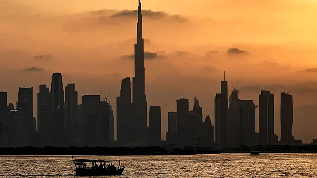 بعض محترفي قطاع ناطق أمام ناطحات سحاب في دبي، مع برج خليفة