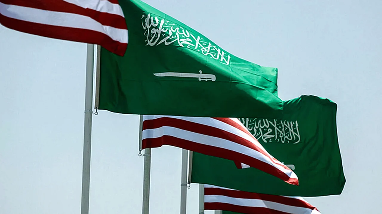 ترامب يرهن الاتفاق العلم الأمريكي والسعودي في الرياض