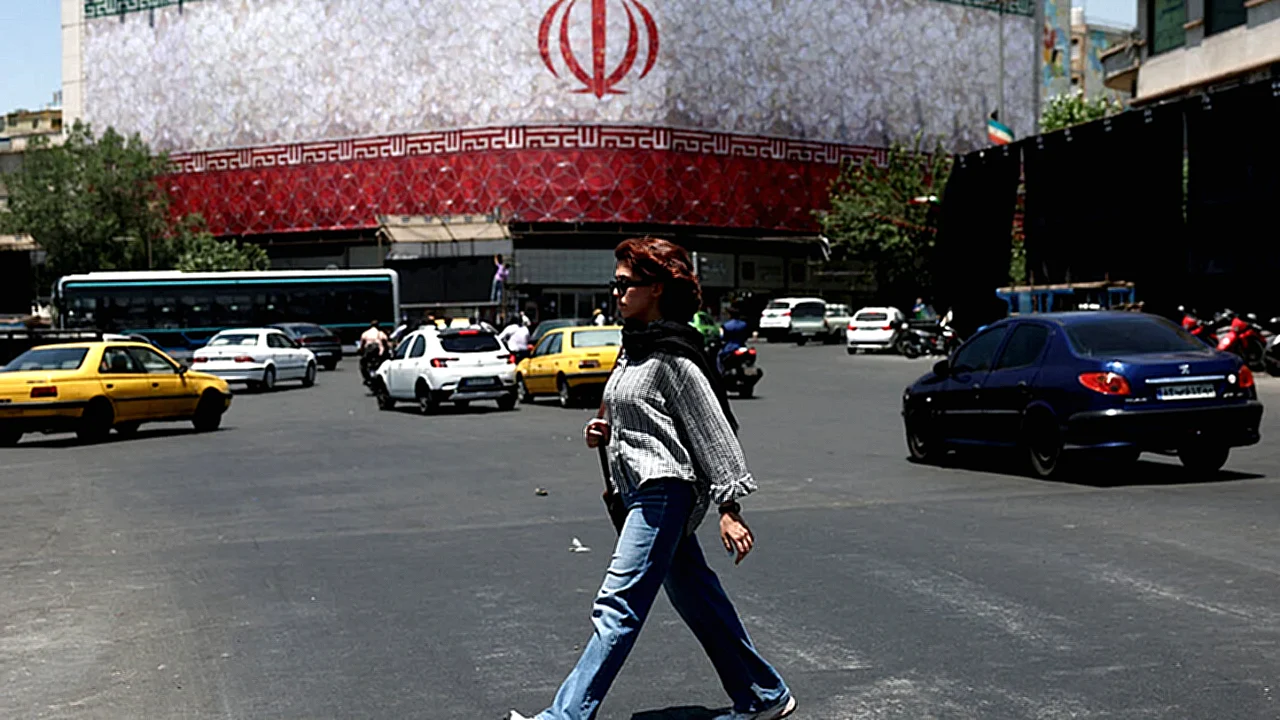ترامب يشكر وبوتين امرأة تمشي في شارع بطهران خلال حرب إيران