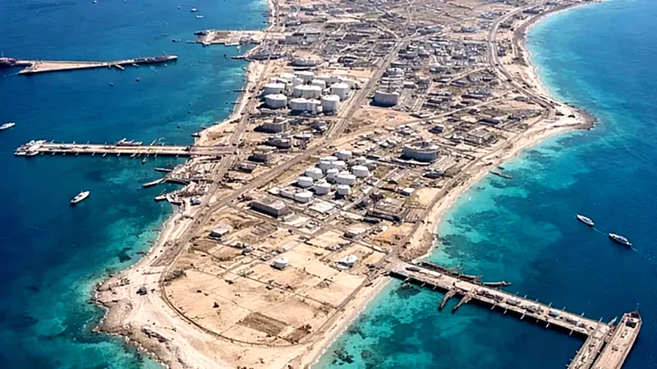 ترامب يهدد بالاستيلاء منشآت النفط الإيرانية في جزيرة خرج