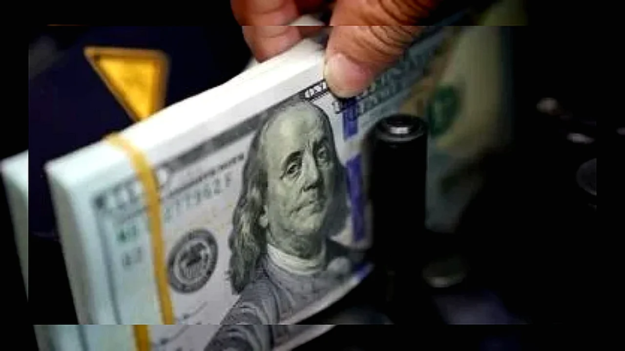 تعاملات اليوم الإثنين شاشة عرض سعر الدولار أمام الجنيه في