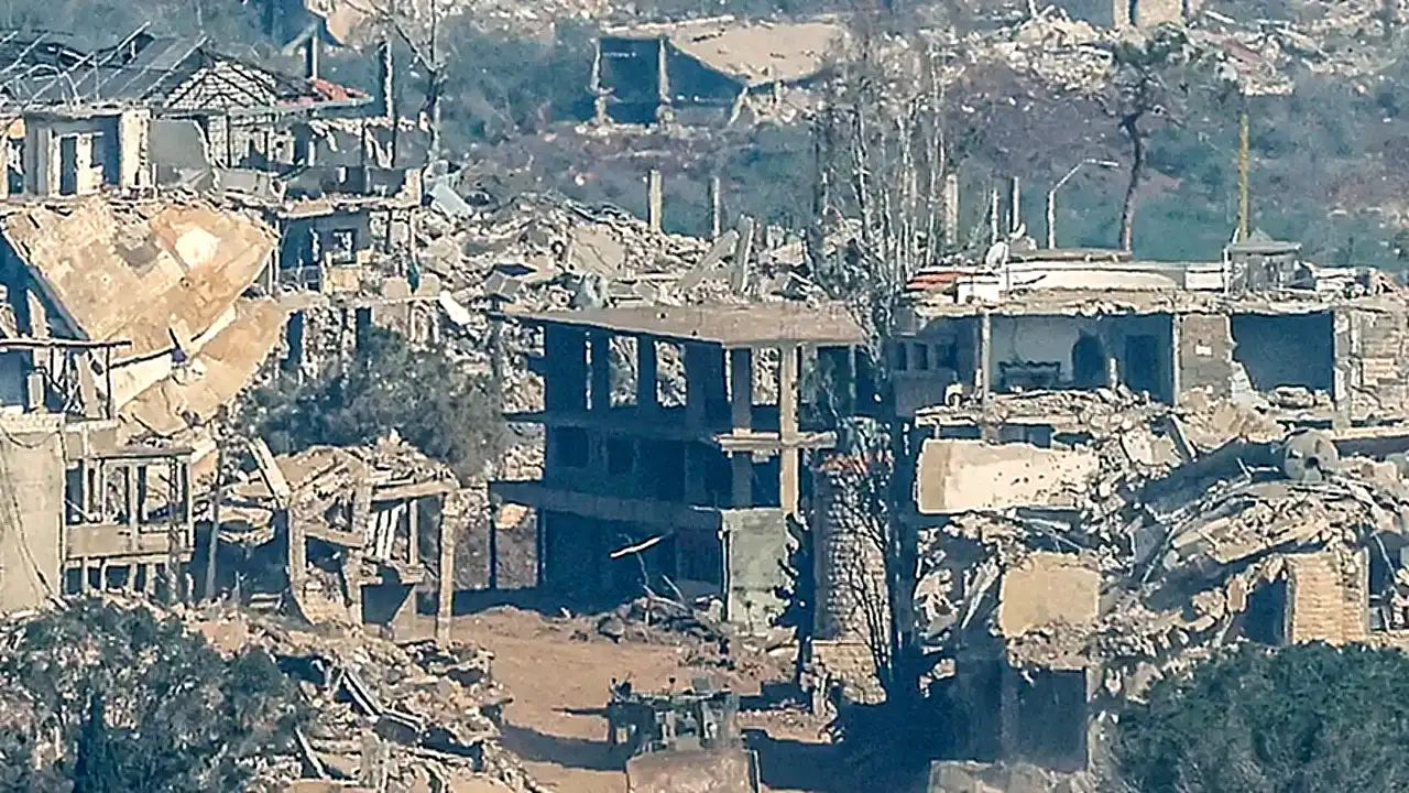 حزب الله صورة تعبيرية لمنصة نفطية وسفن في مضيق هرمز مع