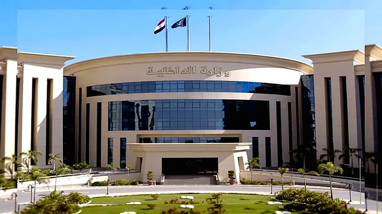 داخل معرض سيارات وزارة الداخلية تضبط مسنة لسرقتها حقيبة من