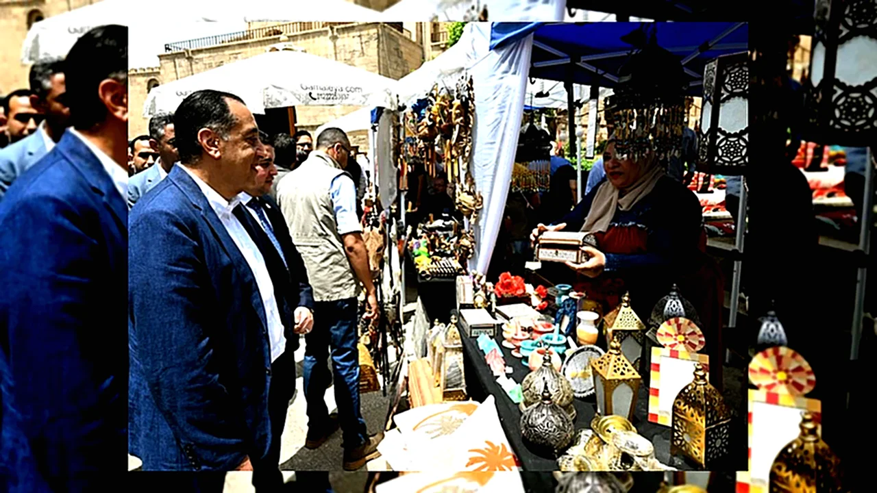 رئيس الوزراء يجري حوارا مع سائحة بشارع المعز. . والأخيرة تؤكد استماعها بالأجواء التراثية والطابع الحضاري