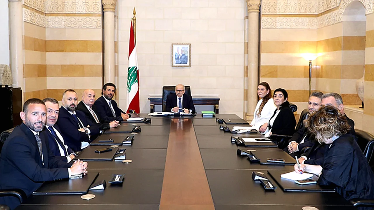 رئيس وزراء لبنان نواف سلام يلتقي وفدًا من رجال الأعمال