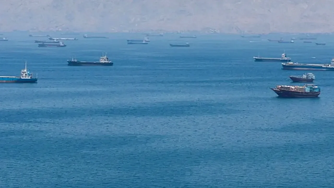 رغم ضربات أميركية سفن تجارية في مضيق هرمز خلال محادثات