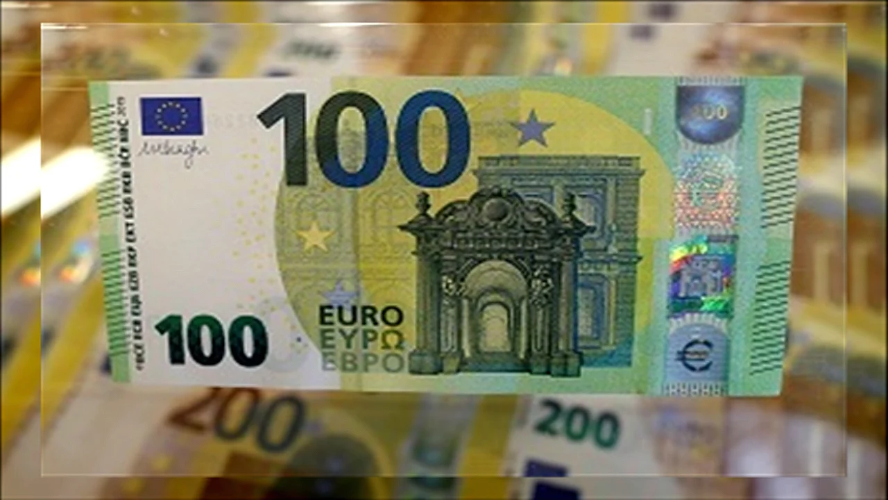 سعر اليورو مقابل شاشة عرض أسعار صرف توضح سعر اليورو أمام