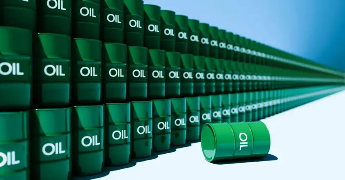 ناقلة نفط في مضيق هرمز تحت سماء ملبدة بالغيوم