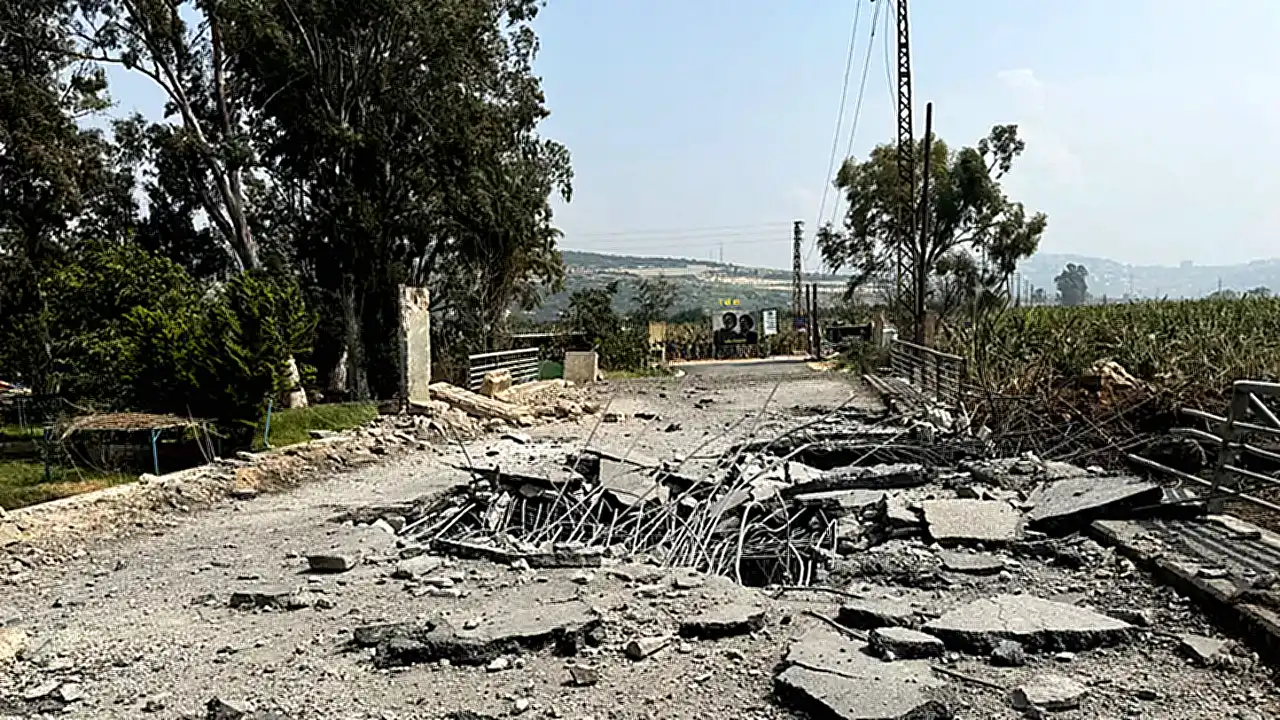 غارات إسرائيلية تقتل شخص جسر قصمية المدمر فوق نهر الليطاني