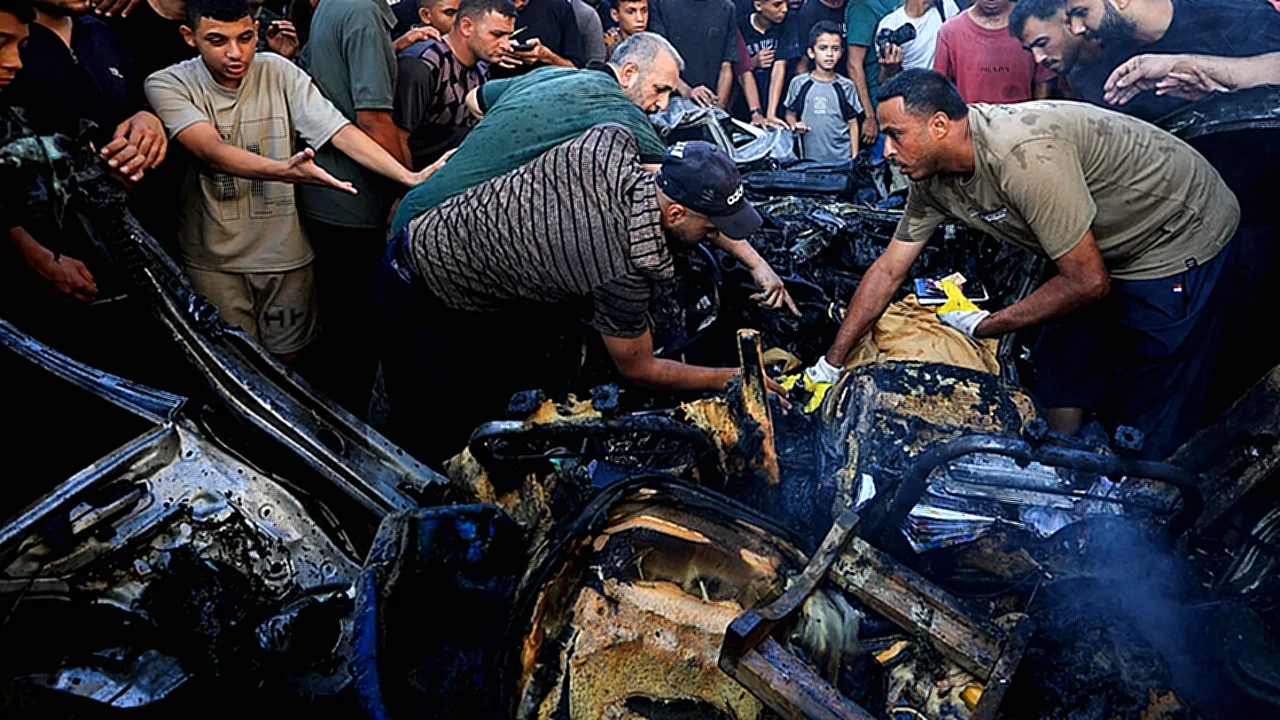 غارة إسرائيلية تستهدف سيارة في غرب غزة وتقتل رجلًا وابنته
