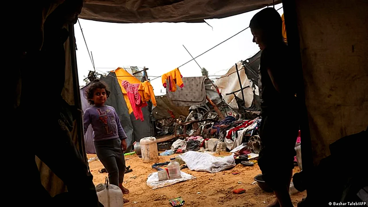 غزة الحرب والسلام مفاوضات - مدنيون في غزة وسط أنقاض مبانٍ