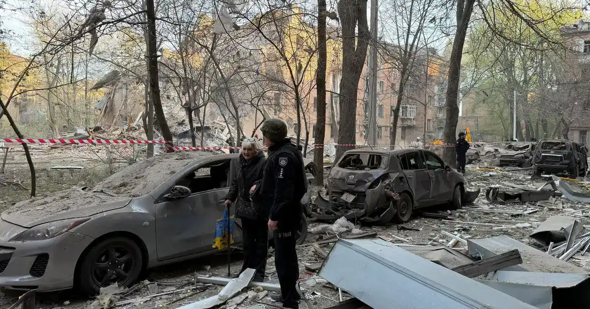 مكان هجوم في دنيبرو بعد قصف روسي على دنيبرو، مع أنقاض مبنى سكني وفرق إنقاذ تعمل في المكان