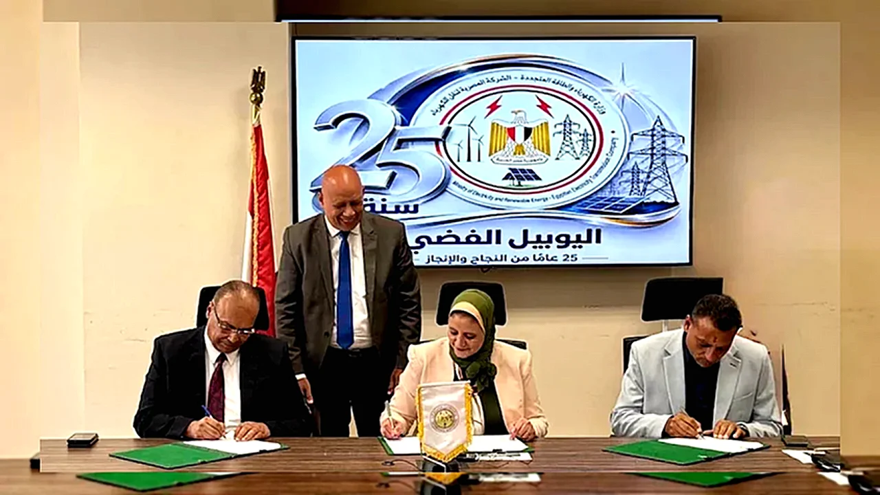 نقل الكهرباء توقع عقدًا لتأهيل محطة محولات جرجا وربطها بالشبكة القومية