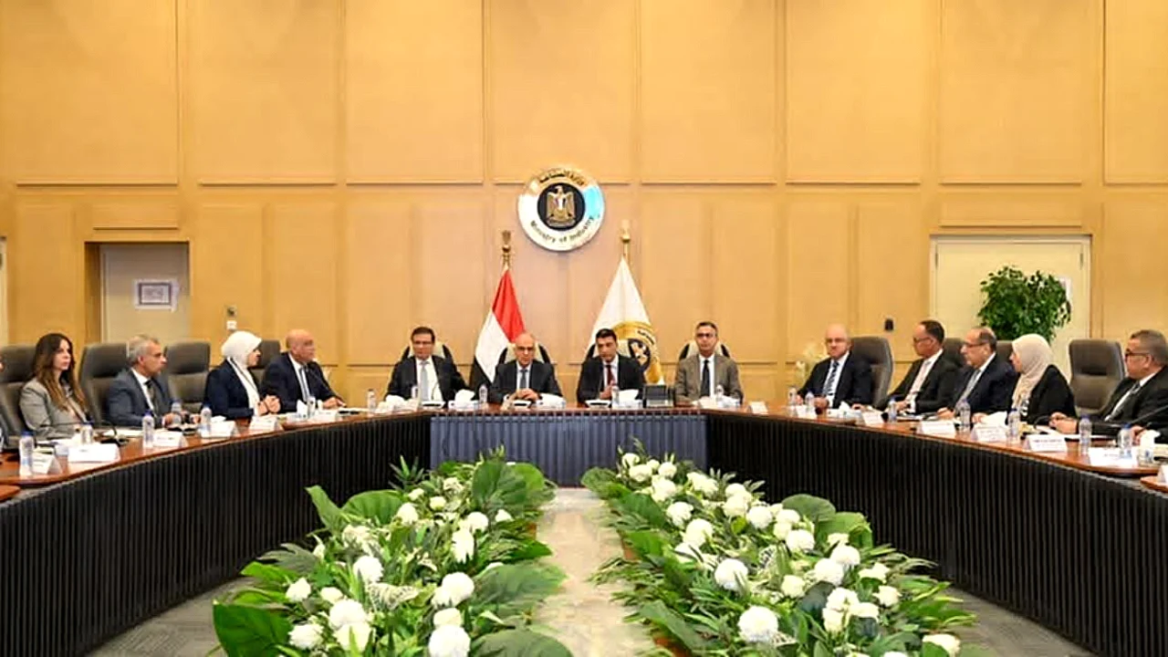 لجنة مشتركة من اجتماع وزراء الصناعة والري والتموين